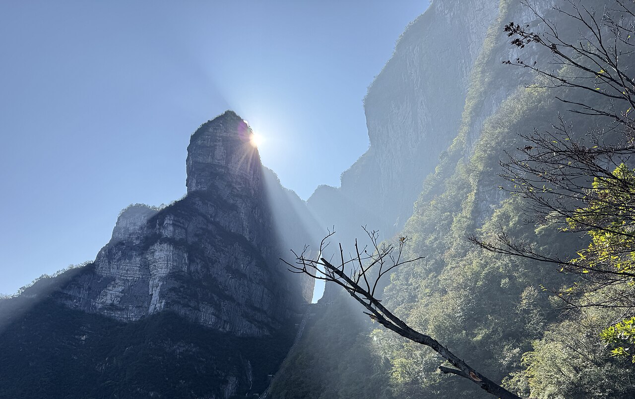 Area photo: Tianmen Mountain cableway and Heaven’s Gate arch in Zhangjiajie